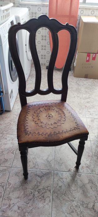 Mesa mais 4 cadeiras antigas