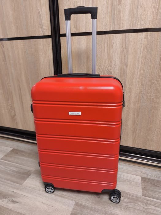 Чемодан средний, чемодан на колесах,валіза середнього розміру з пласти