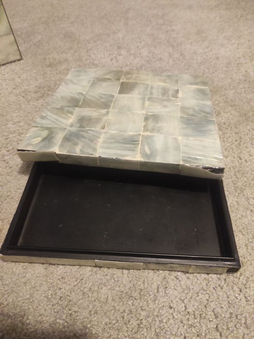 Conjunto de moldura, porta vela e caixa em madrepérola:
- porta vela c