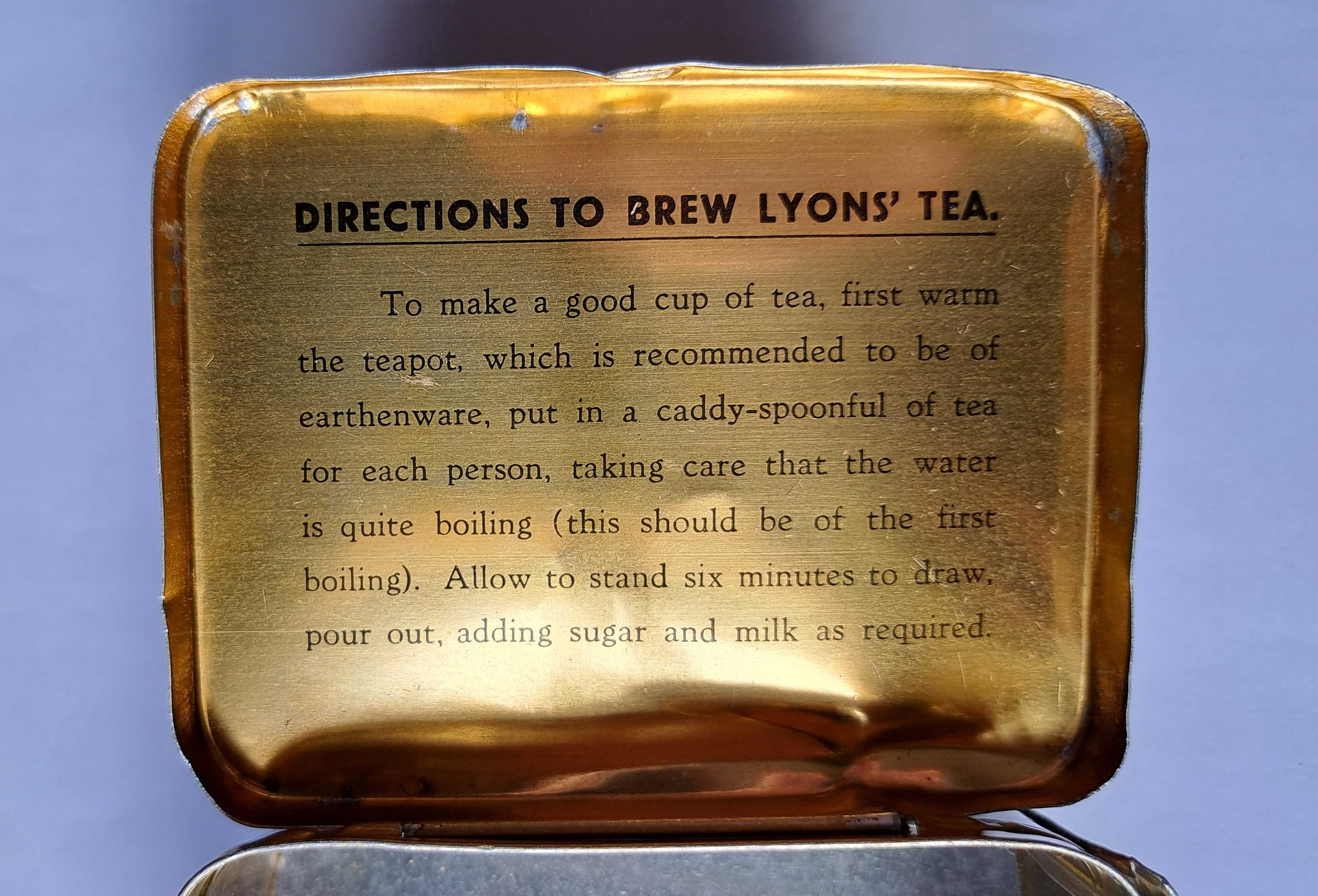 Stare pudełko po herbacie  firmy Lyons' Tea - Anglia