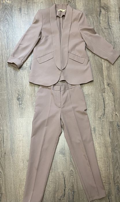 Жіночий брючний костюм