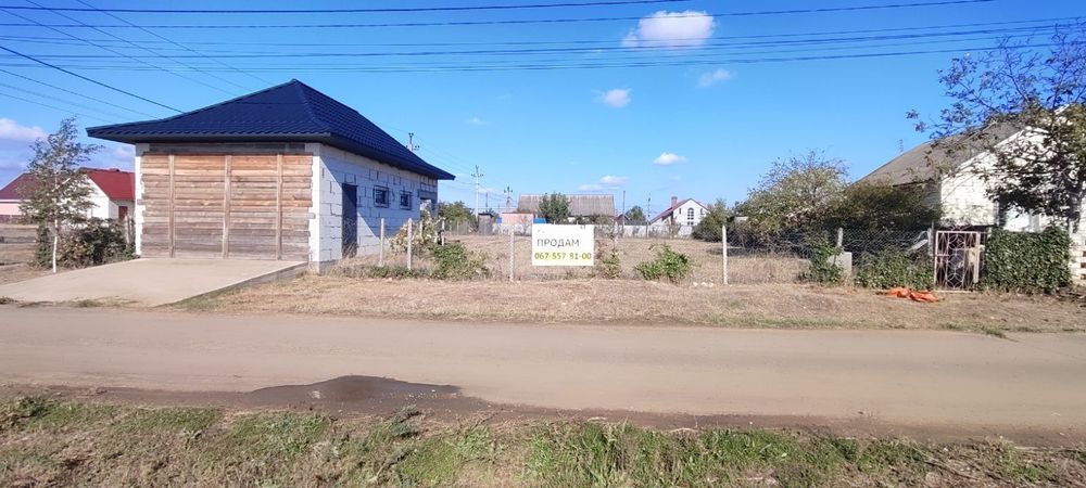Продам угловой участок  10,5 соток, с гаражом, в Новой Долине