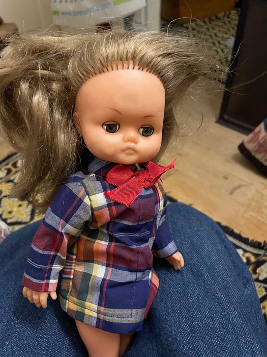 Boneca Vintage com cabelo castanho claro