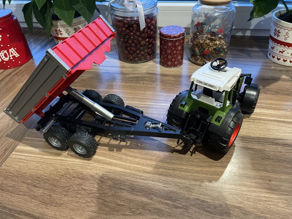 Bruder traktor Fendt i przyczepa