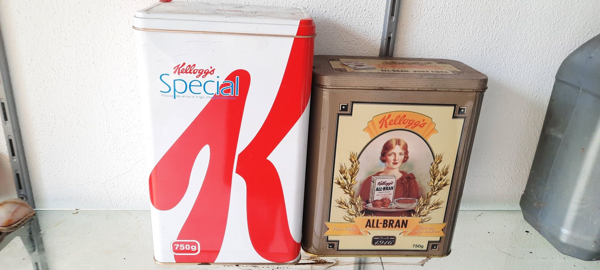 Latas com mais de vinte anos. Kellogs e Allbran