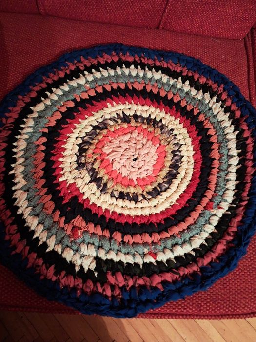 Коврик в'язаний ручної роботи є різних кольорів.