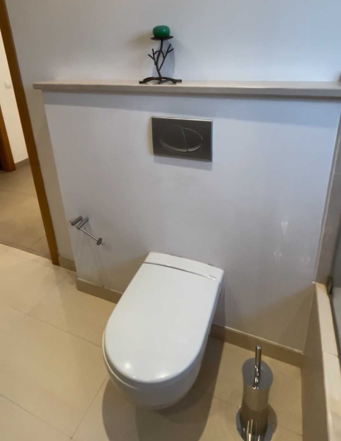 Sanita branca / white toilet
