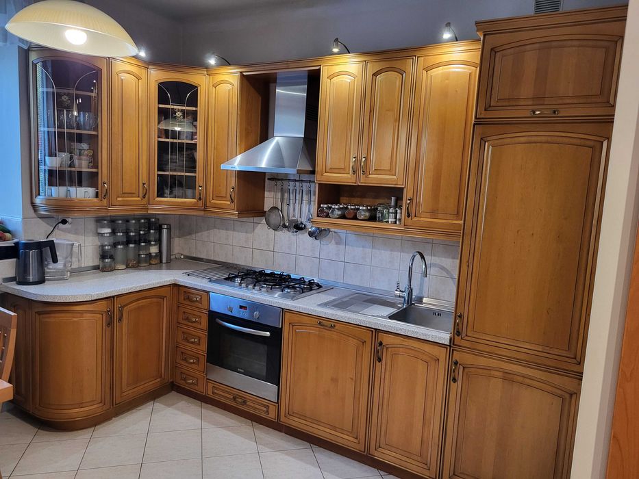 Zestaw mebli kuchennych wraz ze sprzętem AGD