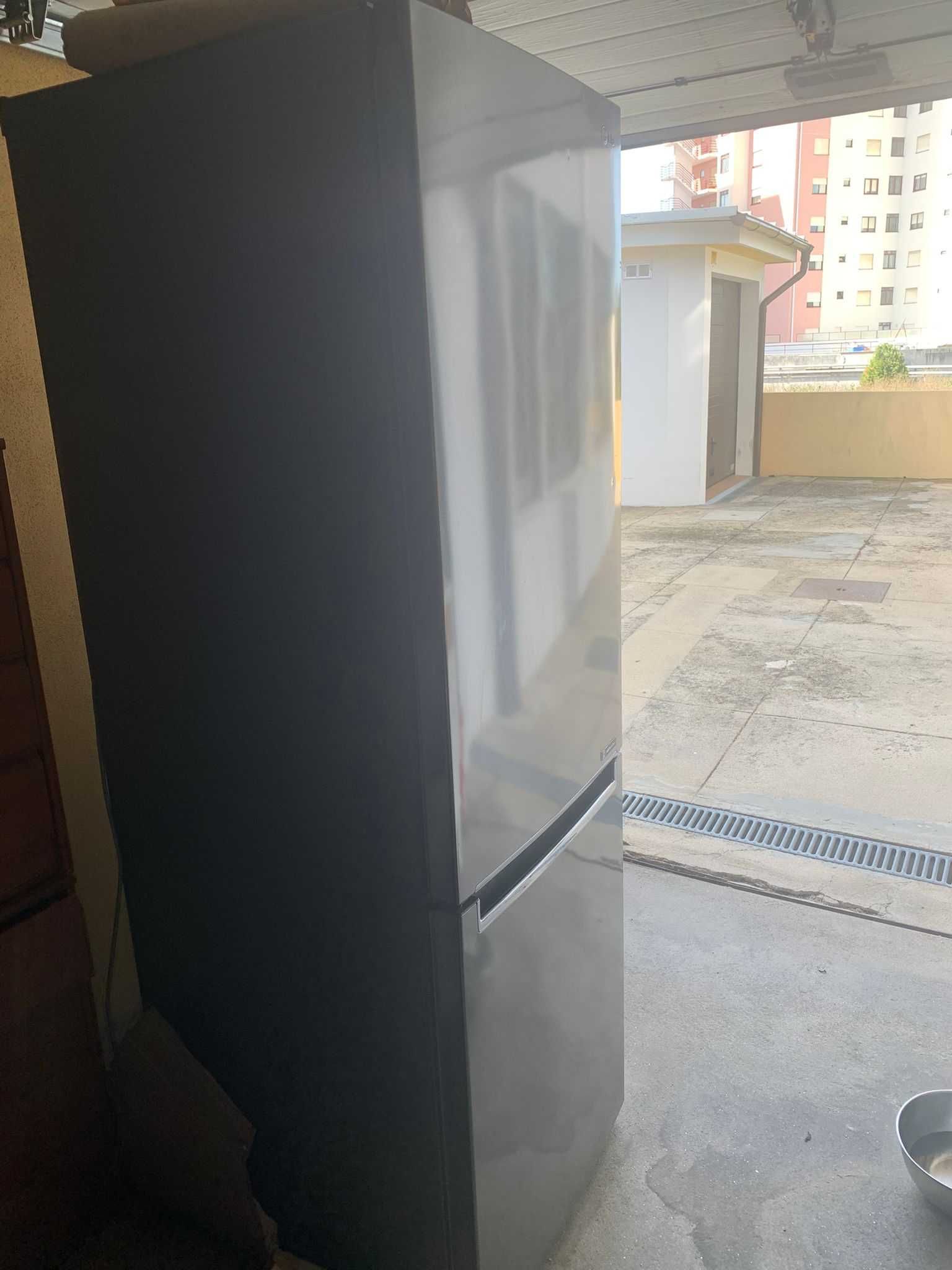 Frigorífico Combinado LG GBB61PZJZN