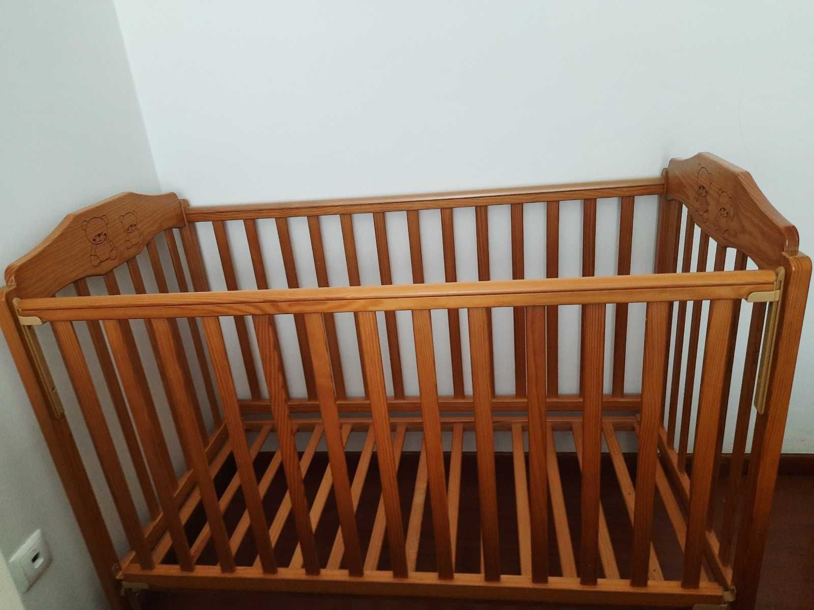 Berço para bebé em madeira de cerejeira