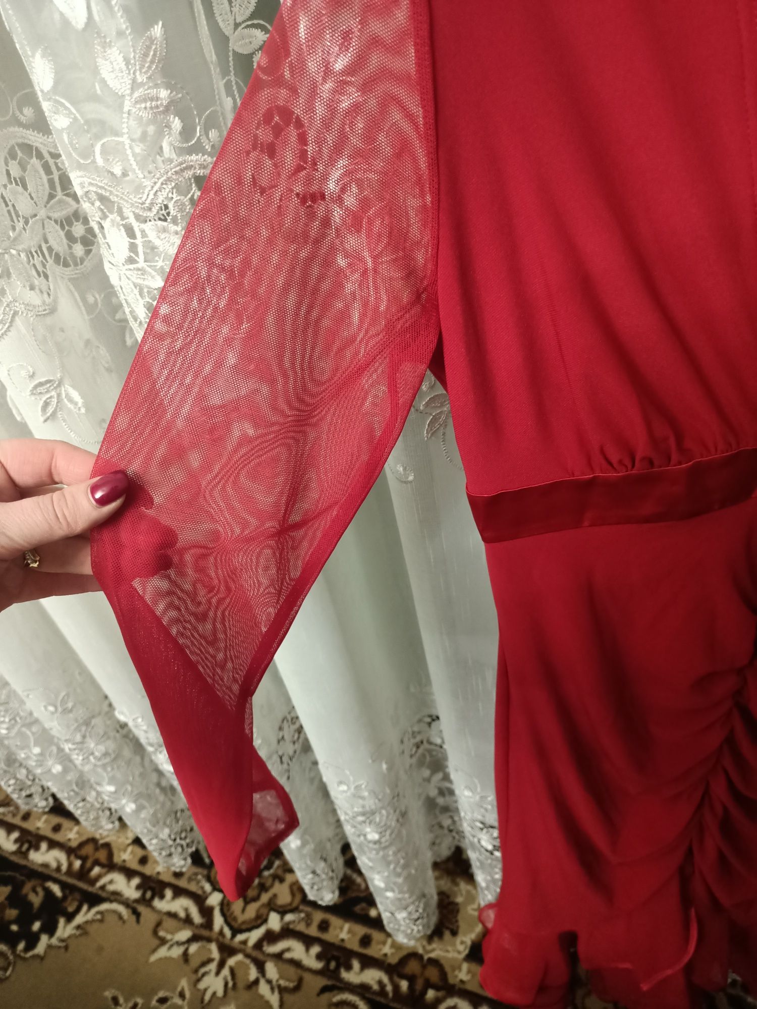 Продам нарядное красное платье