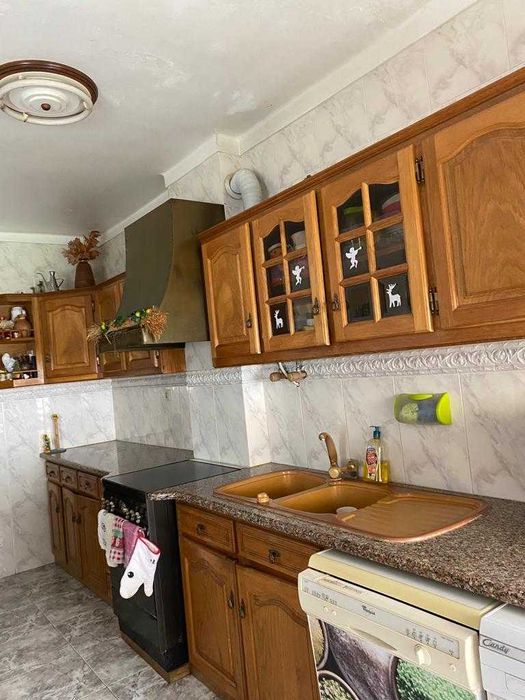 Armários cozinha madeira maciça de pinho. Bancada granito laminado