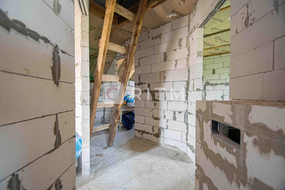 Продається  2-рівневий будинок з загальною площею 190м2