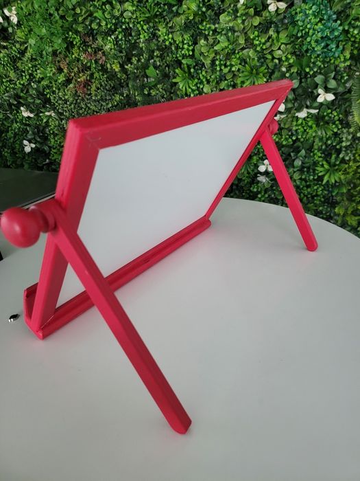 Tablica z półka mała do nauki. Notatek szkolna