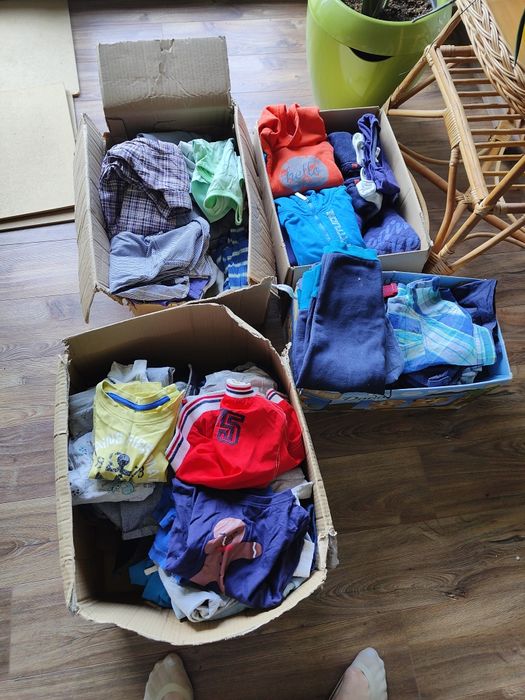 Komplet ubranek dziecięcych w rozmiarze 92