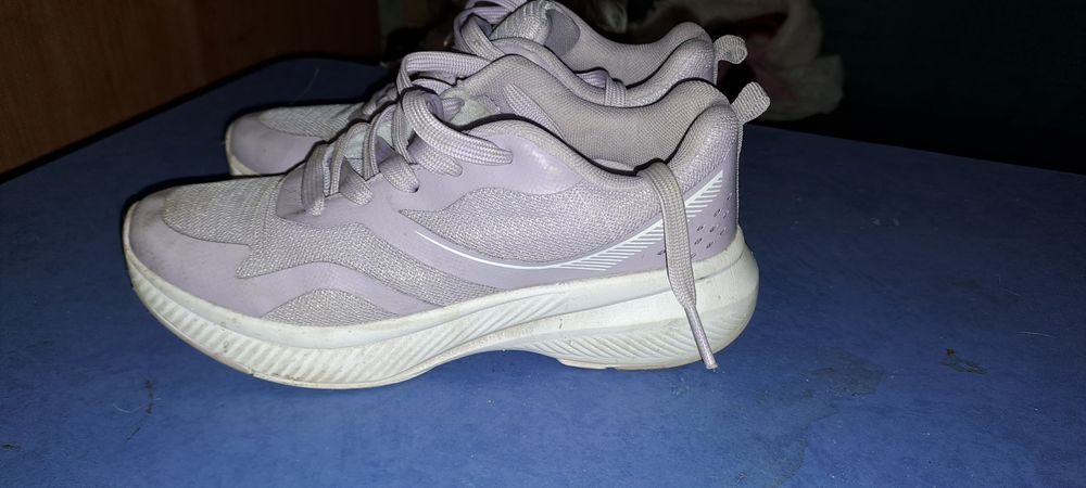 Продам женские кроссовки