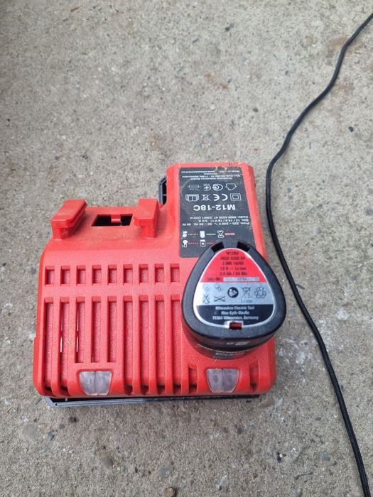 Klucz udarowy Milwaukee M12-18c+ładowarka