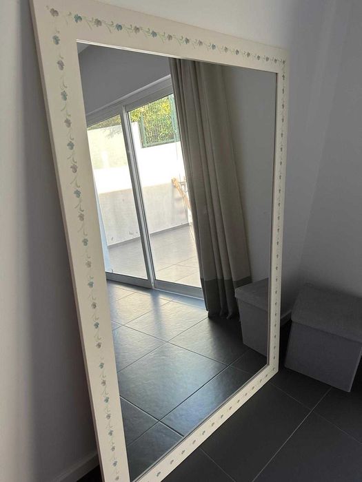 Espelho e sofa bonito e boa qualidade.