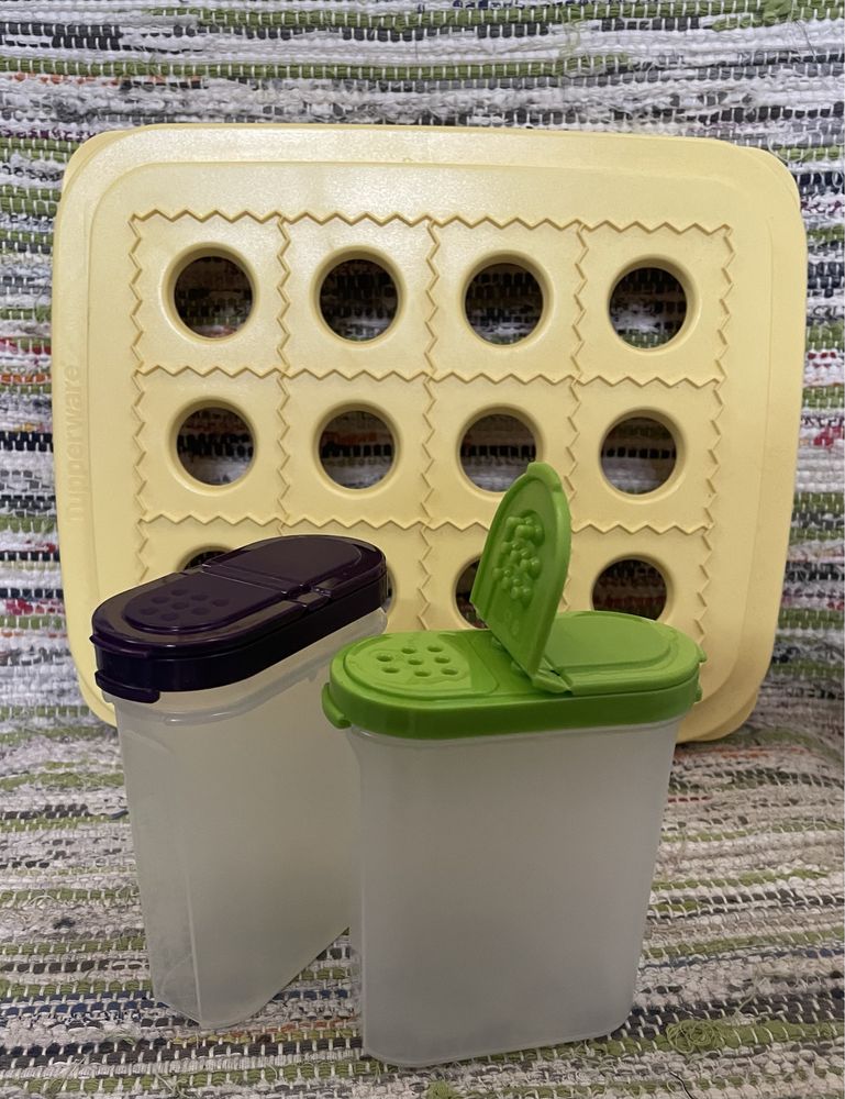 Мелкая посуда от  Tupperware для удобства на кухне.