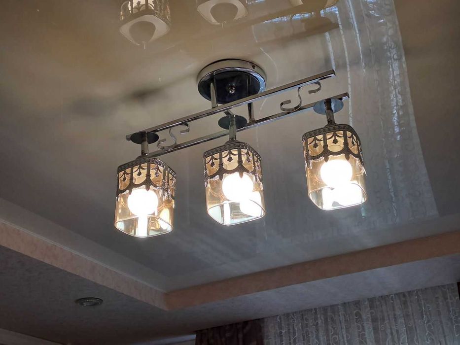 Люстра на три лампы со стеклянными поворотными плафонами