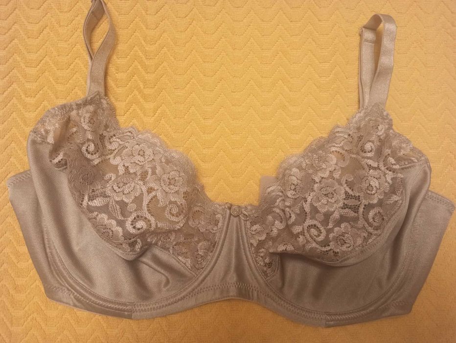 Бюстгальтери 85E, 85G, 40DD/90E