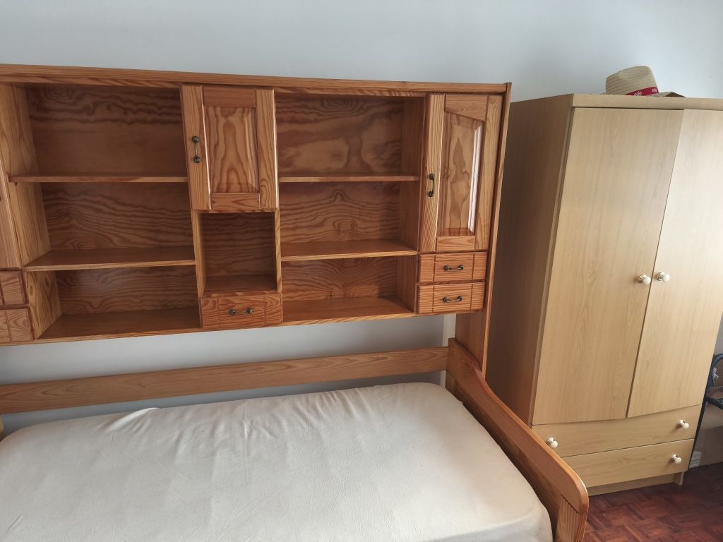 Quarto de criança com cama de 2 gavetas com colchão quarda roupa e com