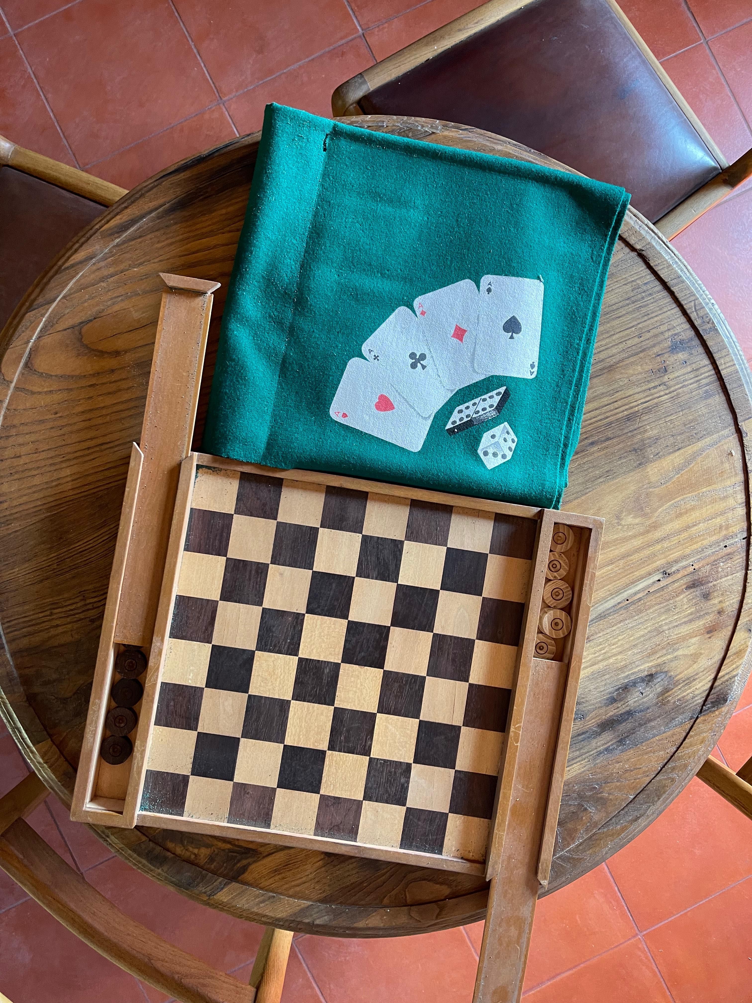 Mesa de jogos em Castanho