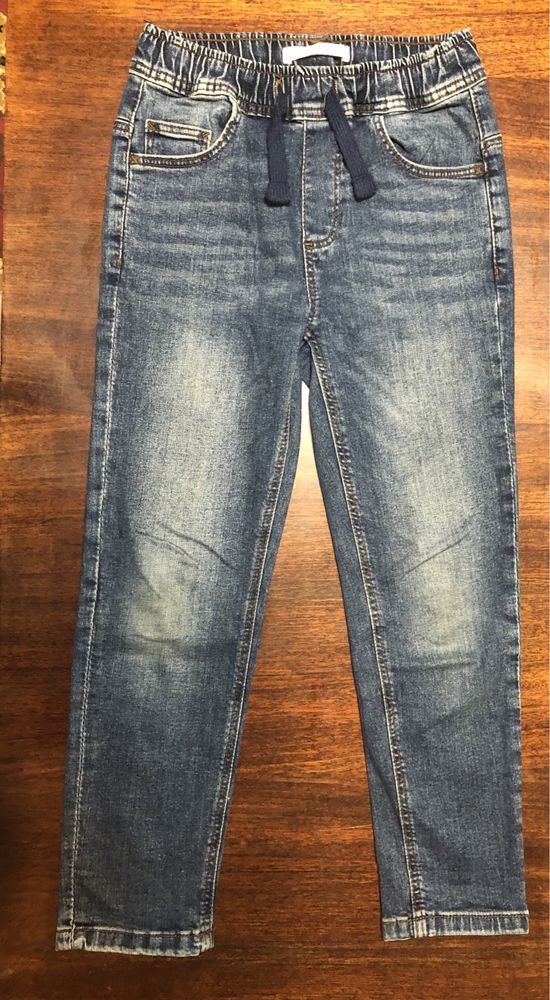 Крутые джинсы Zara и Reserved на юных модников.