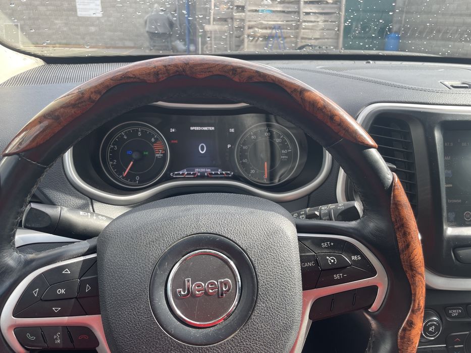 Продам jeep cherokee 2015 року випуску
