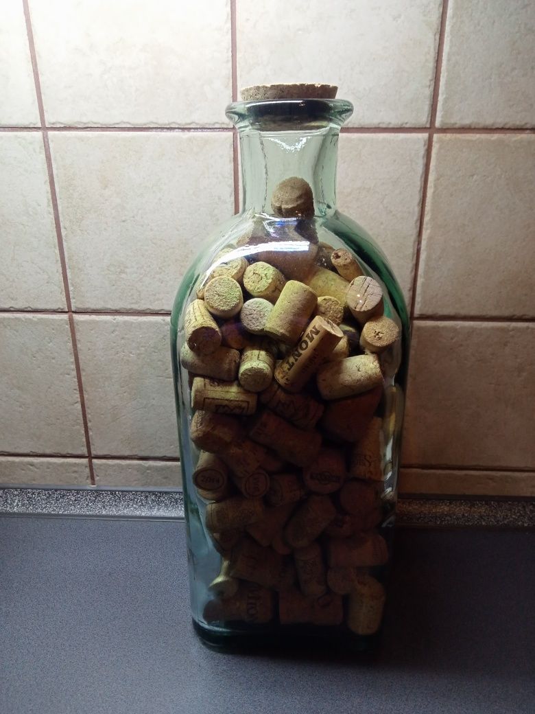 Dekoracyjna butla szklana z korkami od wina