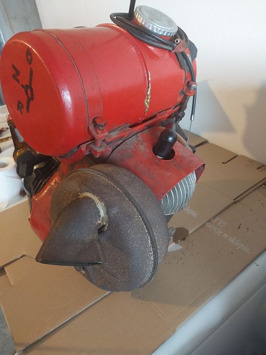 Silnik mf 70 w całości lub na czesci szarpak iskrownik
