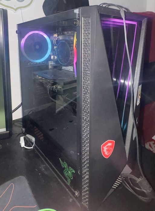 Torre Gaming MSI com monitor e acessorios