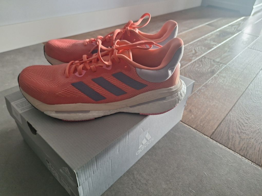 Buty do biegania marki Adidas, model SolarBoost W
