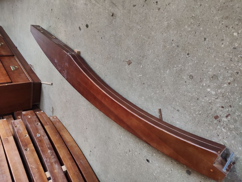 Деревянные опоры, крашенные, ольха