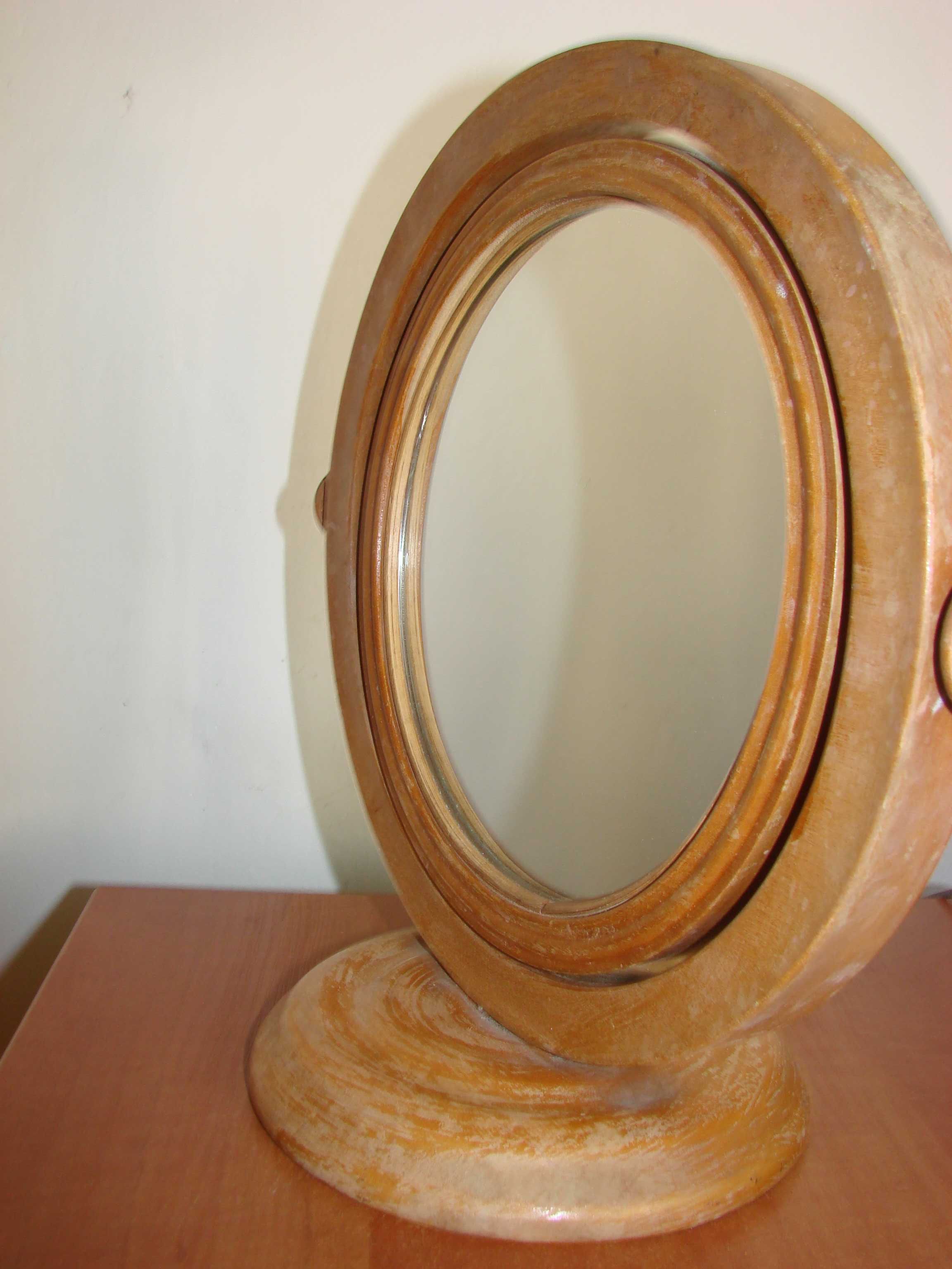 lustro kosmetyczne w drewnianej oprawie