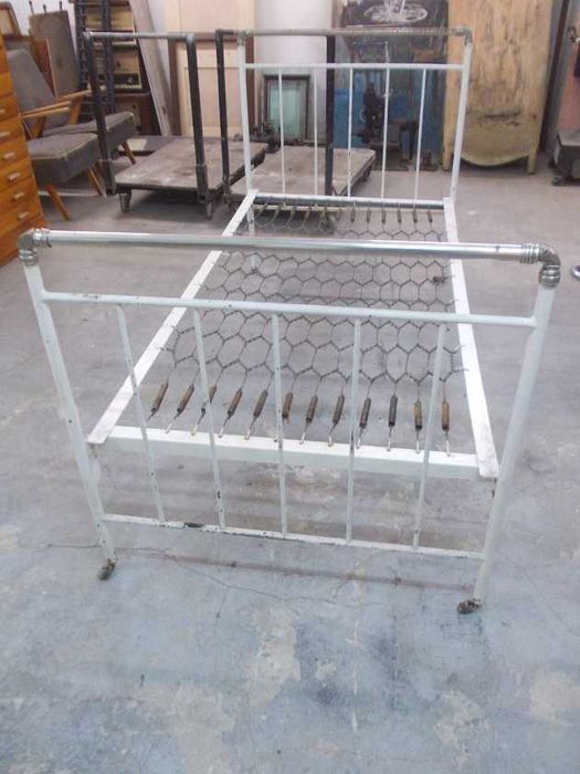 Zabytkowe przedwojenne łóżko metalowe