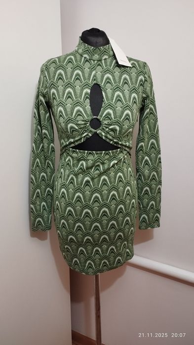 Sukienka elegancka zielona z wycięciami dopasowana