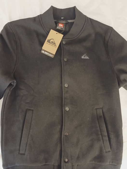 Quicksilver black tamanho S mas penso que é um intermédio para M