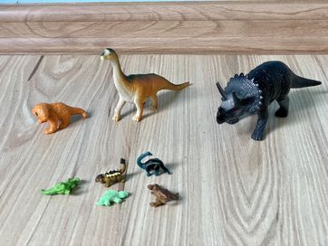 8 Figurek dinozaurów