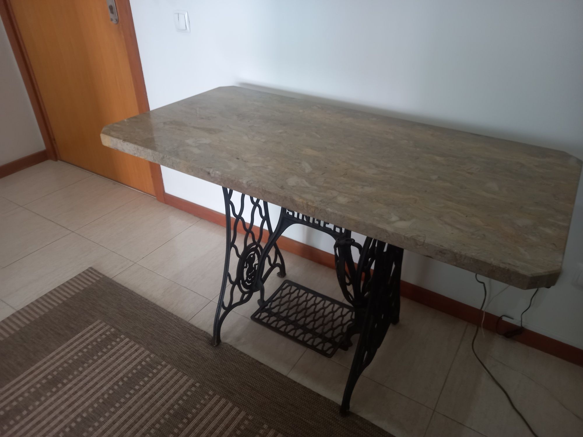 Mesa tampo mármore pé máquina Singer