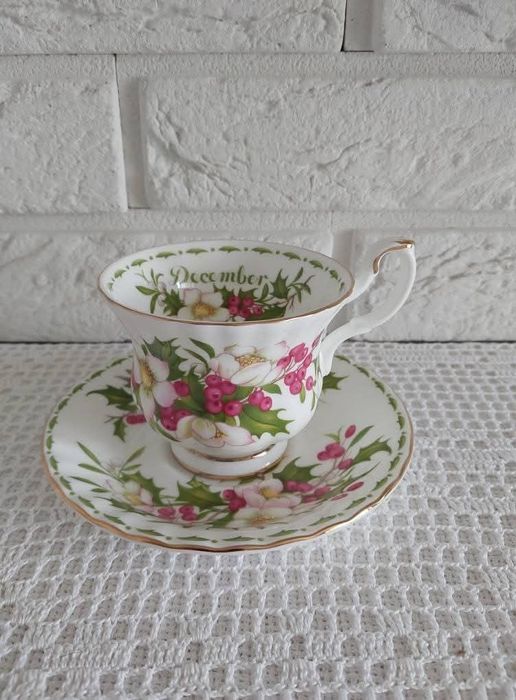Royal Albert grudzień filiżanka ze spodkiem.