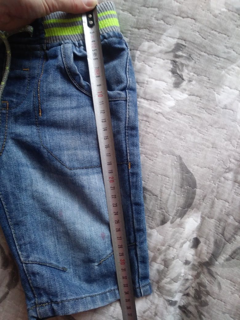 Krótkie spodenki jeansowe 104/110 dla szczupłego chłopca