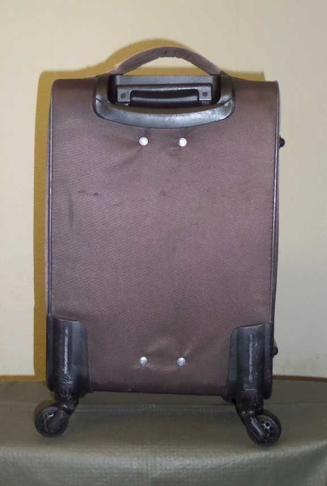 Чемодан коричневый Golden Horse,4колеса, размер корпуса 50Х35Х24/29см.