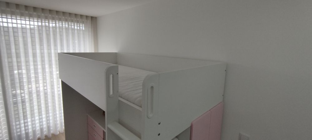 Cama de criança com roupeiro e gavetas