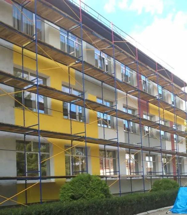 Ліса. Риштовка. Вишка тура. Строительные леса. Будівельні риштування