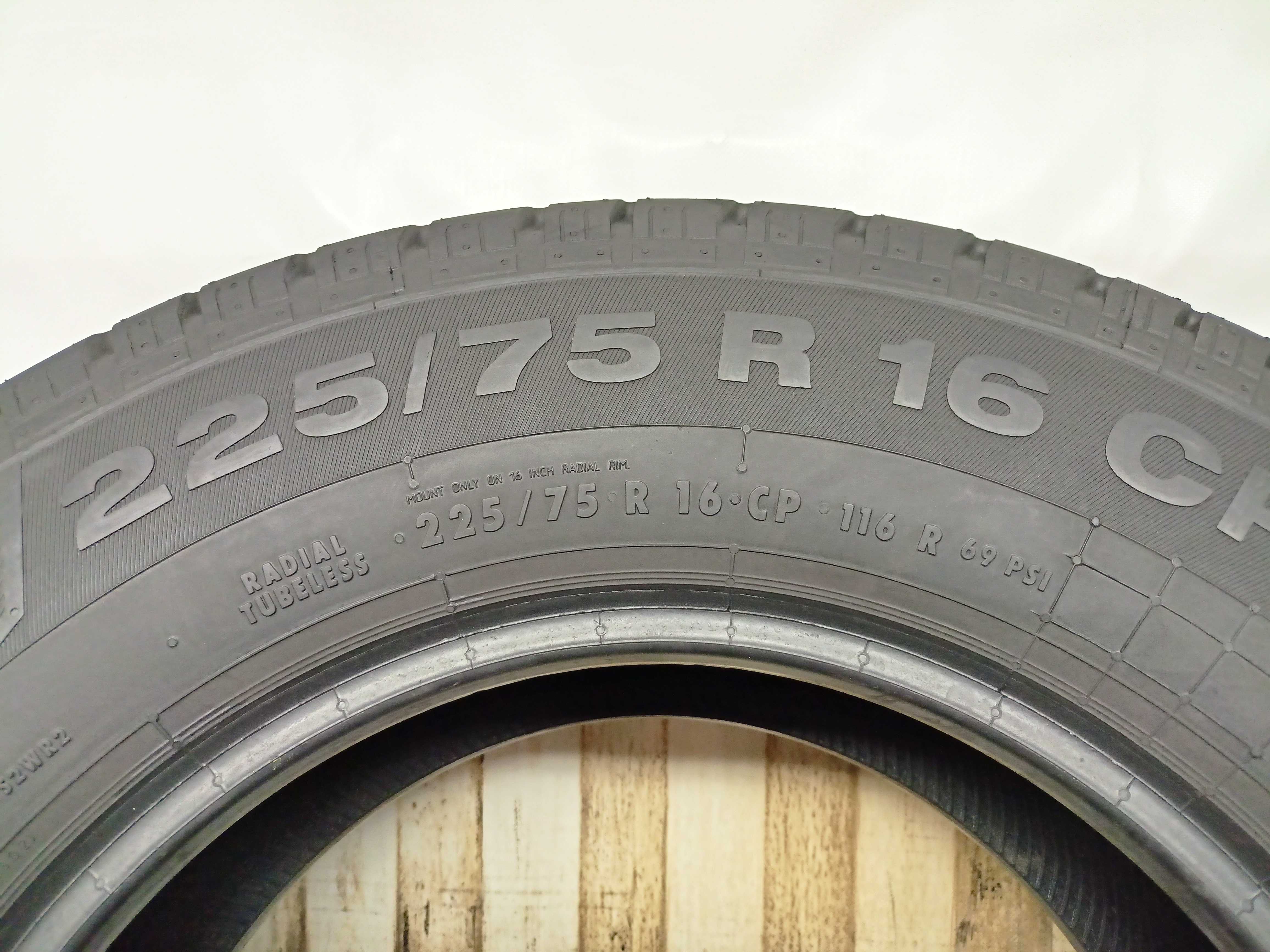 Continental VanCampek 225/75/16C 20-19r. 116R 2x9,3mm 2x9,2mm (2014)
