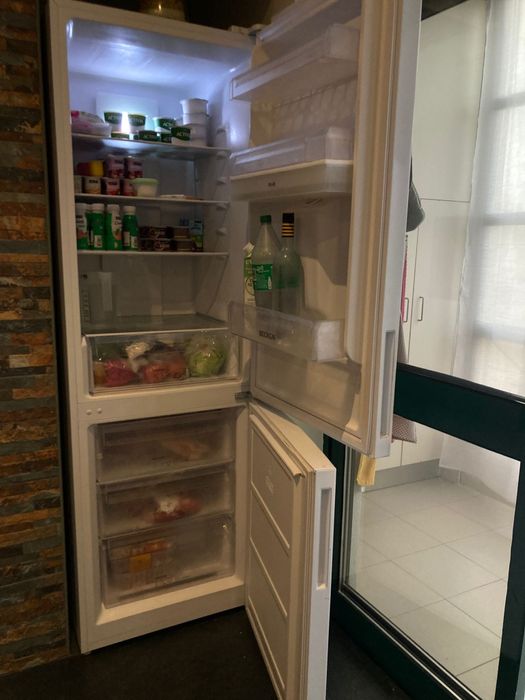 Vendo um frigorífico praticamente novo