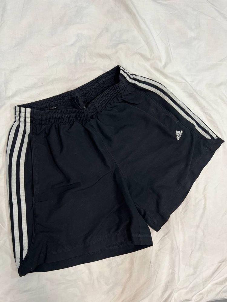 Чорні шорти adidas