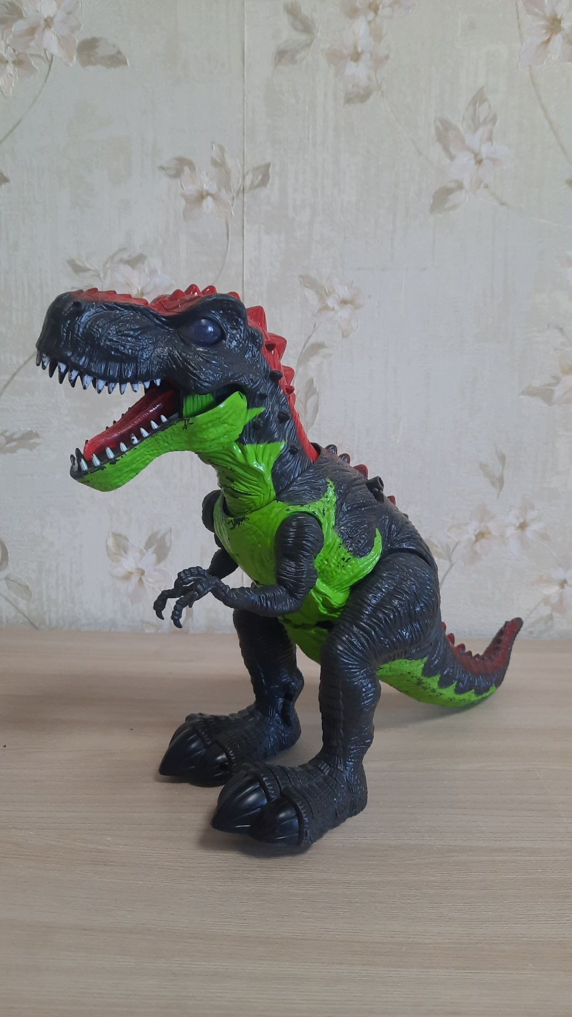 Динозавр большой и светится