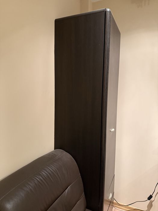 Regał na ubrania szafka ciemnobrązowa z półkami i szufladami